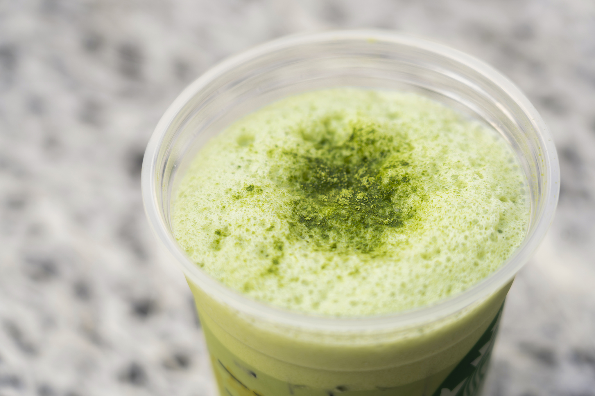 スターバックス コーヒー お茶をたてた時のようなふわふわクリーミーな泡の口当たりで ほっと心やすらぐ抹茶時間を わらびもちカスタマイズ 100円税抜 で もちもち食感をプラスするのもおすすめです シェイクン抹茶ティーラテ T Co