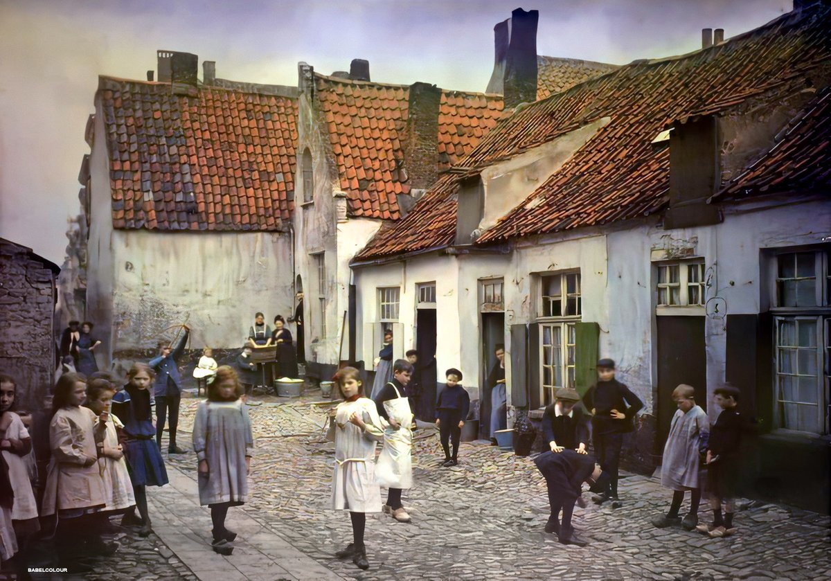 StuartHumphryes's tweet image. Let me take you back to childhood 108 year ago with an autochrome by Alfonse Van Besten which I have restored for you.  It's a cobbled schoolyard in Belgium in 1912. Games include skipping, leapfrog and archery! It is original colour (not colourised) ♥️