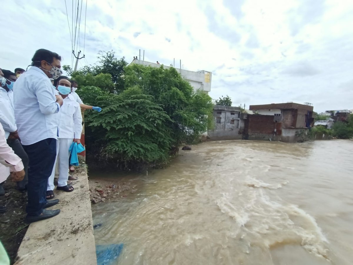 MinisterKTR's tweet photo. Ministers @KTRTRS, @Eatala_Rajender, @DayakarRao2019 and @SatyavathiTRS inspecting the flood-hit areas in Warangal. https://t.co/KAcoW8iisL