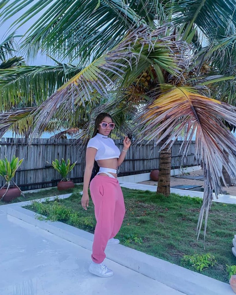 Henriettaonyii's tweet photo. Bloggers and Influencers  ........ Mercy said that her Fans no dey support her  
Mercenaries 🛡🛡 ..... #relassmerch
Soldout 3times 😂😂 Bloggers and Influencers  ....... Mercy said her Fans are Jobless 
Mercenaries🛡🛡 ..... Pepperdem MercyEke 😂😂😂 #ObsessedWithMercyEke https://t.co/8PGDSuuFMB