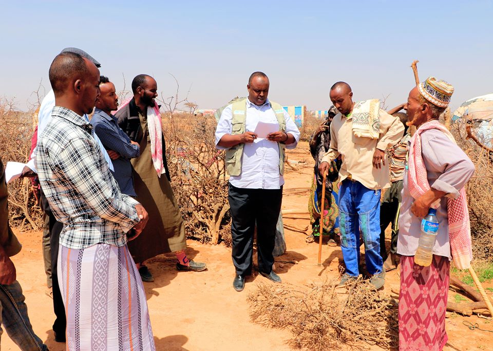 NDRASOMALILAND's tweet photo. Masuuliyiin katirsan Hay'adda Qoxoontiga iyo Barakacayaasha Qaranka ayaa maanta oo ay taariikhdu tahay 17-08-2020 kormeer iyo qiimayn kusoo maray kaamka barakacayaasha degmada Salaxley ee dhawaan ay kada'een roobab duufaano wata. https://t.co/Yi80jQbwzM