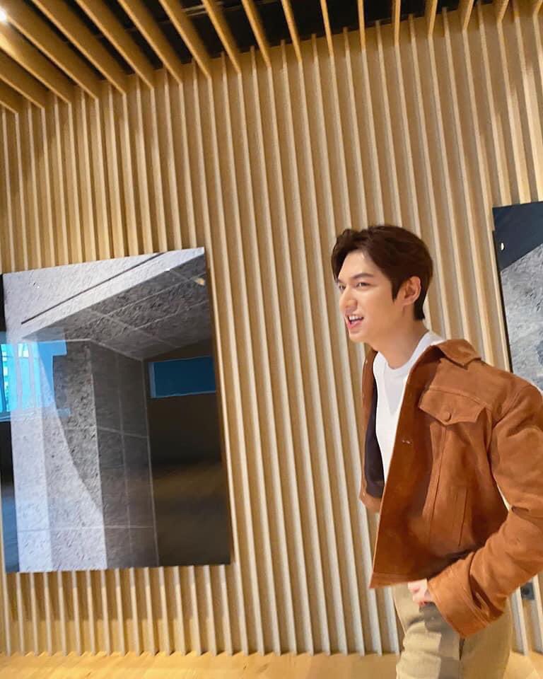 Kaykai34123598's tweet photo. ลุควันนี้ หล่อมากจ้า🧡🧡🧡🧡 #leeminho #หล่อมากๆ #สุดไปเลย https://t.co/UAtaLpUHUm