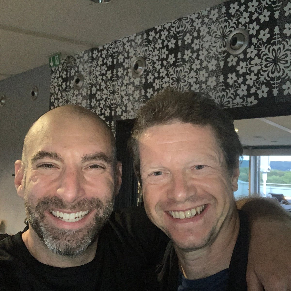 That's how I like to start a typical working day: At 6 o'clock you'll find me in the gym with Helmuth. Now that I have a fresh mind and an activated body, emails, meetings and the exchange with colleagues are waiting for me. How do you start your working day? #tryingtostayfit