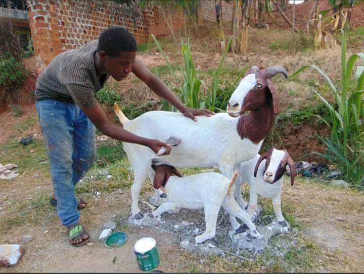 Yes, I was also wondering why he's painting the poor goat 😂

This young man made a goat with its kids from concrete, PURE TALENT! 👌

#TheReturnOfAlcohol 
#makro 
#SmindloUyaphusha