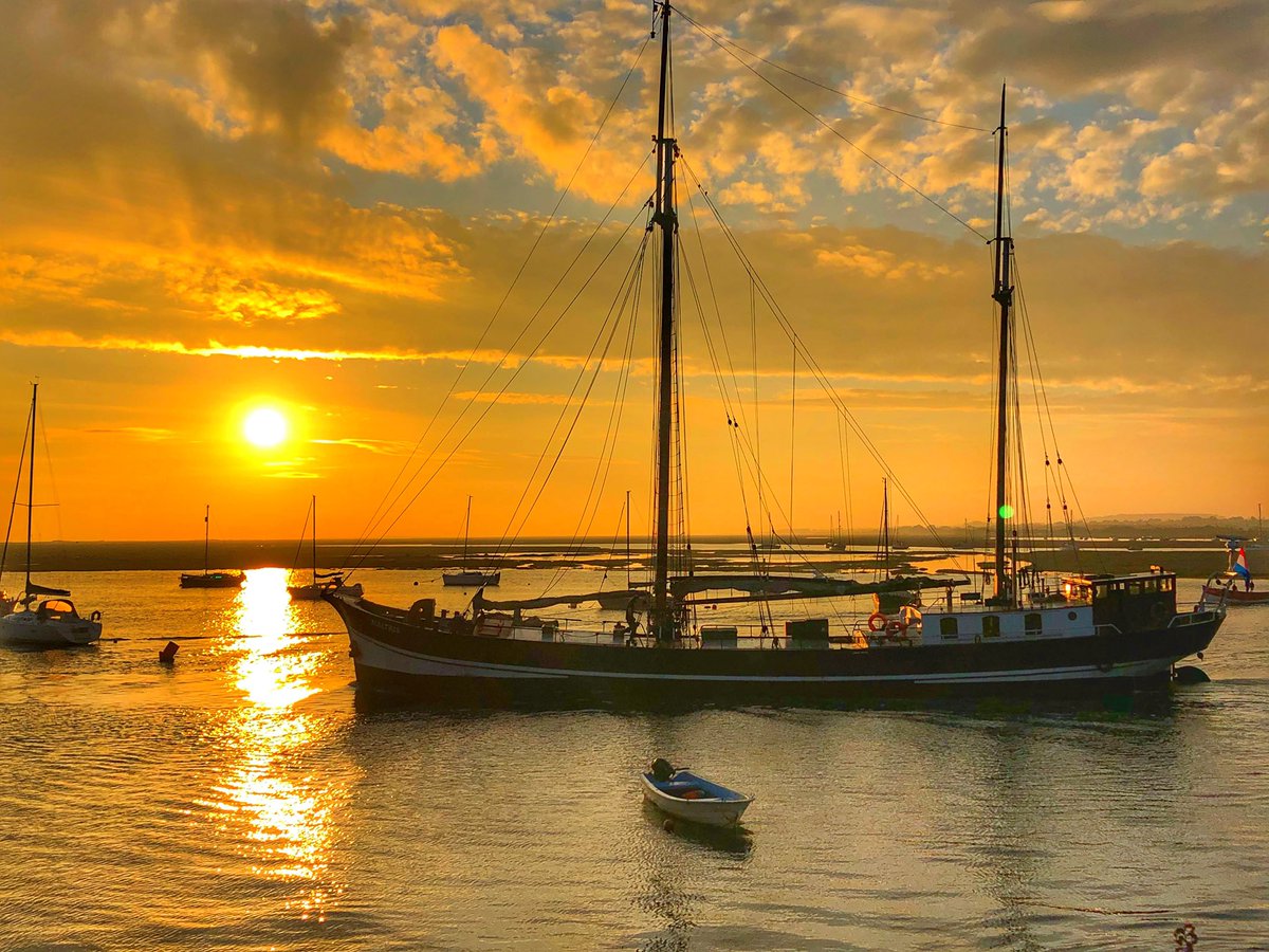 TracyXenigma's tweet photo. Watching the Sunrise this morning and The Albatrosses departure from the Quay #wellsnextthesea #northnorfolk https://t.co/PubLIR6th2
