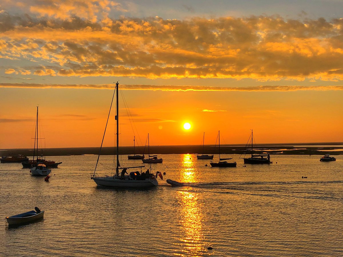 TracyXenigma's tweet photo. Watching the Sunrise this morning and The Albatrosses departure from the Quay #wellsnextthesea #northnorfolk https://t.co/PubLIR6th2