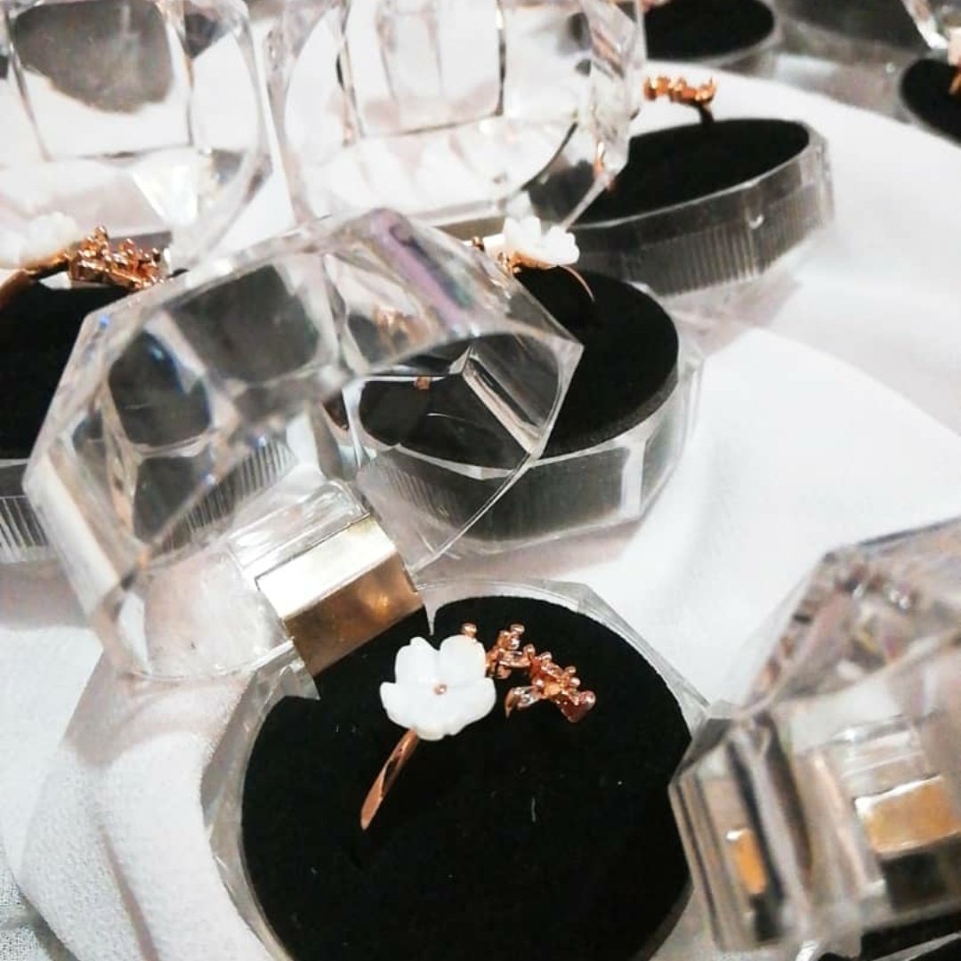 So i started to grow up maneess_co with chocolate box then stop and jual accessories. Mybe sbb kita sendiri pakai and kita sendiri suka benda tu then jual. Bila customer puas hati lagi la happy But before jual sendiri, i jadi dropship zuzasdotes dulu timba ilmu bisnes.