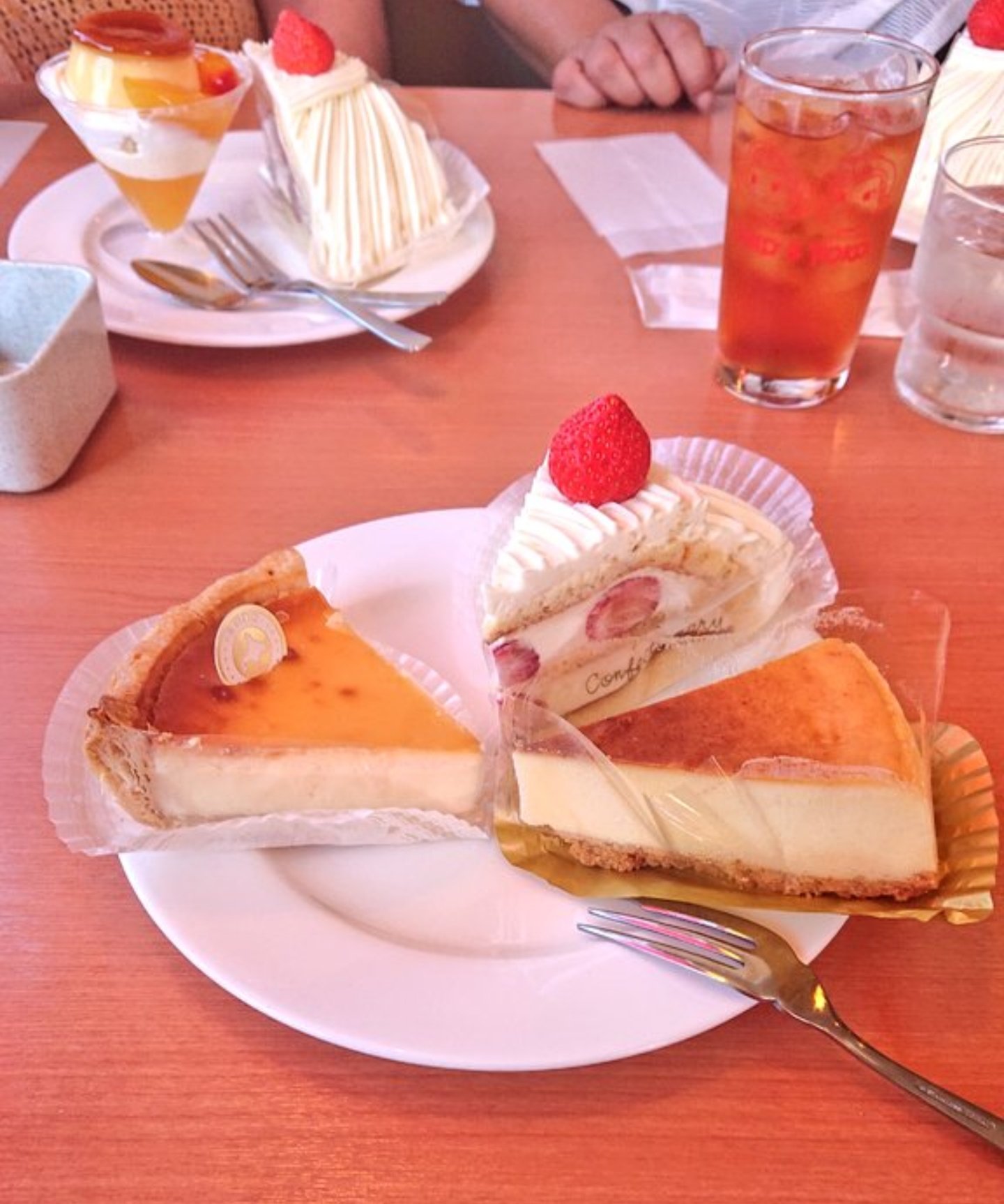 ジョゼフィーヌ 女装パフォーマー 昼に焼肉を食べた後は 不二家レストラン で スイーツ 不二家 ケーキ スイーツ Sweets イタリアンショートケーキ プレミアム濃厚ベイクドチーズケーキ 北海道なめらかチーズケーキ