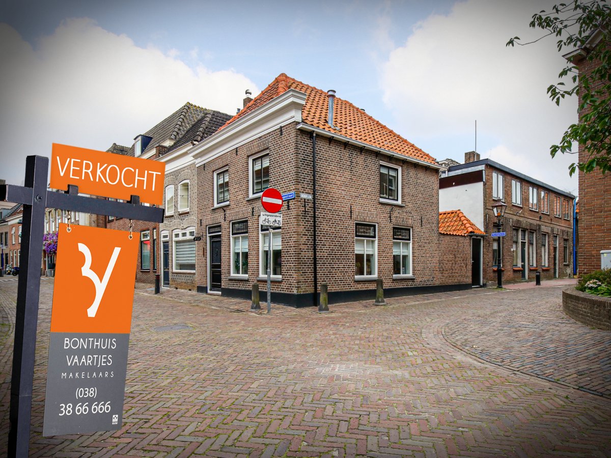 VERKOCHT deze hoekwoning aan de Langestraat 2 in #Genemuiden.

'Je krijgt méér voor elkaar met een NVM Makelaar'
