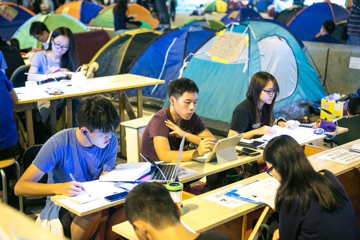 Hong Kong youth vs  #Oromoprotest youth.One fighting the Government of China, the other fighting the Government of EthiopiaBoth seeking more autonomy.One studies for exams during protest, the other wields a club and burns towns