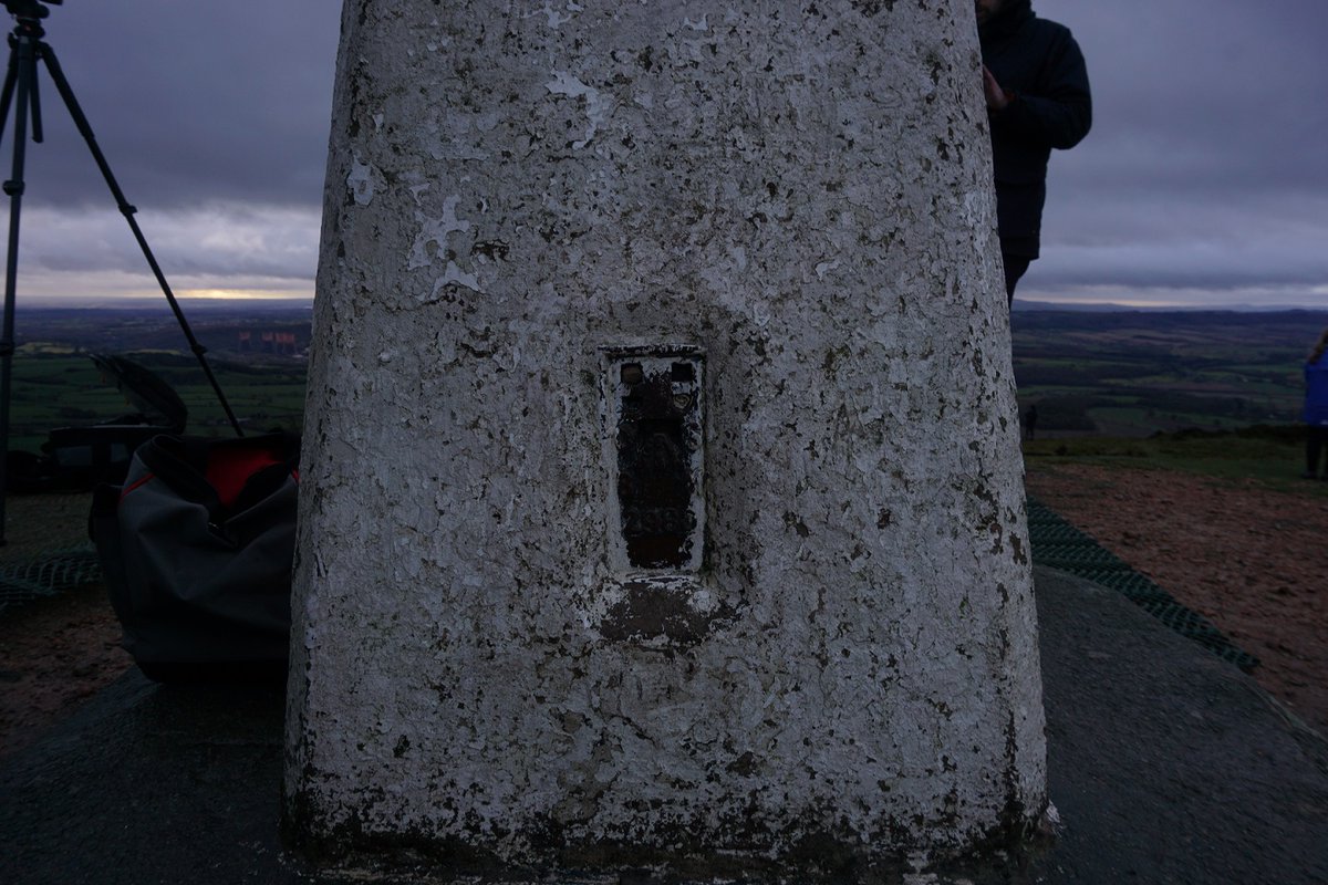 anth__rowley's tweet image. The three @OrdnanceSurvey trig points on the Wrekin (1) Pillar; Primary; TP0712; Flush Brkt S2980; Grid Ref SJ6280 0809 (2) Warning Light Hill; 4th-order surface block; TP8532; SJ6280 0819 (3) TV Mast; Intersected Station; 3rd-Order; TP11470; SJ6289 0827

#trigpoints