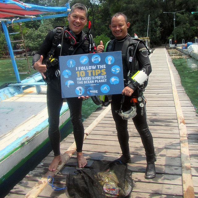 padiaware's tweet photo. #10TipsChallenge: Do you collect marine debris and report data of your #DiveAgainstDebris survey? 
Tip #5 Become a Debris Activist
If this is your #10Tip, take the pledge and share a selfie with the sign tagging @projectaware and #10Tips4Divers.
https://t.co/7kVKu9dWfu⁠
@odydive https://t.co/xRmE6Vgb7m
