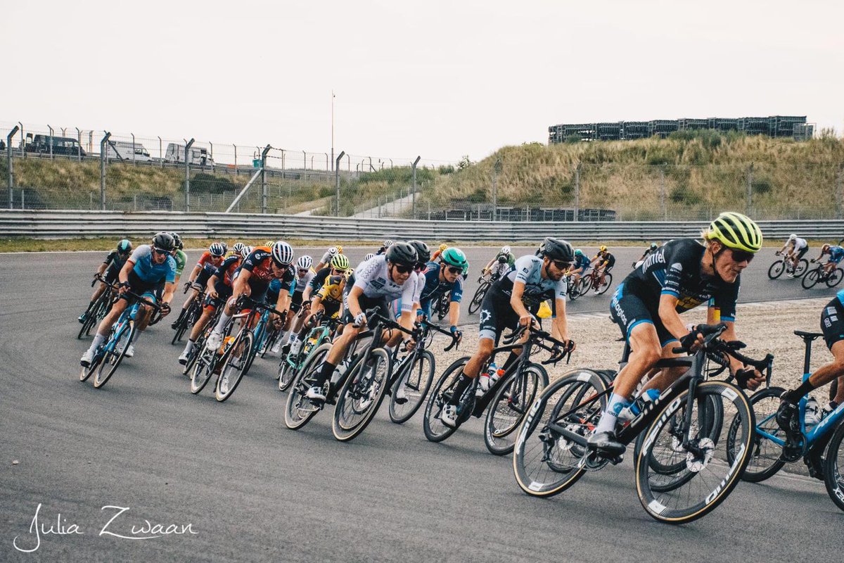 dfvcteu's tweet photo. Zondag stond het #dfvct met tien man aan de start bij de GP Zandvoort, een #koers van 150 kilometer over het circuit van Zandvoort. De ploeg reed alert voorin en zat in alle kansrijke ontsnappingen mee. Helaas gooide noodweer roet in het eten en werd de wedstrijd afgevlagd. https://t.co/gxoq4pVtjW