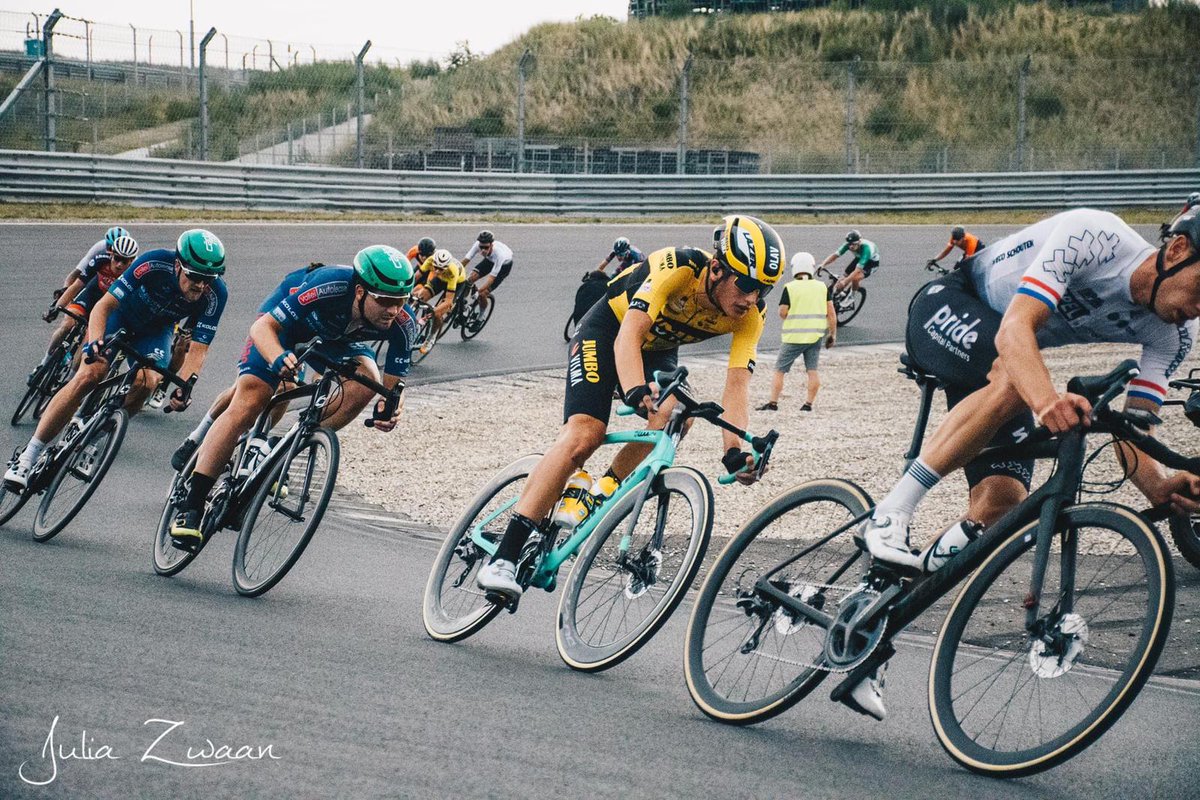 dfvcteu's tweet photo. Zondag stond het #dfvct met tien man aan de start bij de GP Zandvoort, een #koers van 150 kilometer over het circuit van Zandvoort. De ploeg reed alert voorin en zat in alle kansrijke ontsnappingen mee. Helaas gooide noodweer roet in het eten en werd de wedstrijd afgevlagd. https://t.co/gxoq4pVtjW