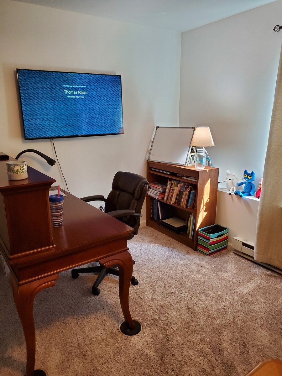 Set up the home office just in time for day 2 of convergence bootcamp! Ready to dive deeper into some great synchronous learning practices! #goldbackshiftsquad #shoulderup #hybridnation