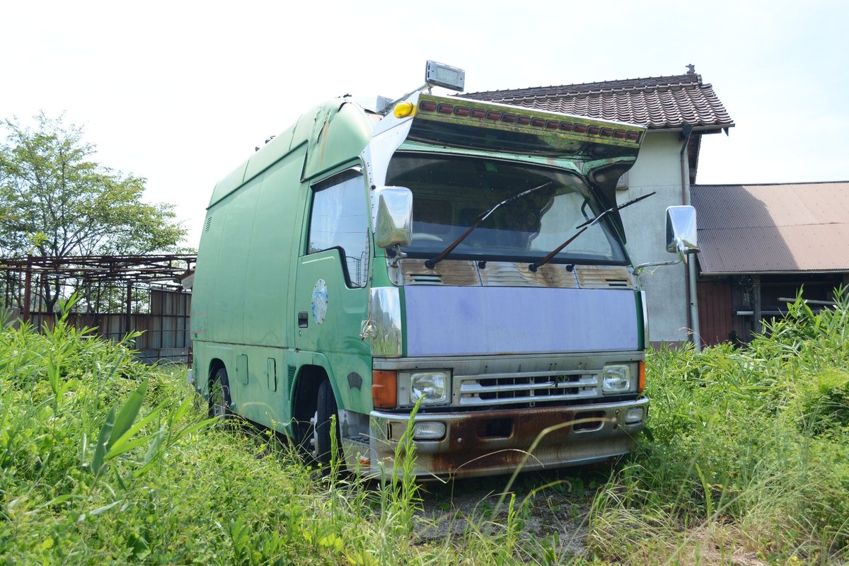 たこぶえ 廃屋で偶然見つけた草ヒロです デコトラとキャンピングカーのあい こ あ でもキャンピングカーにしちゃ 窓が無くてのっぺりしてますね よくスパイ映画とかで こういう車の中にパソコンとかモニターがごっそり入ってて この中から