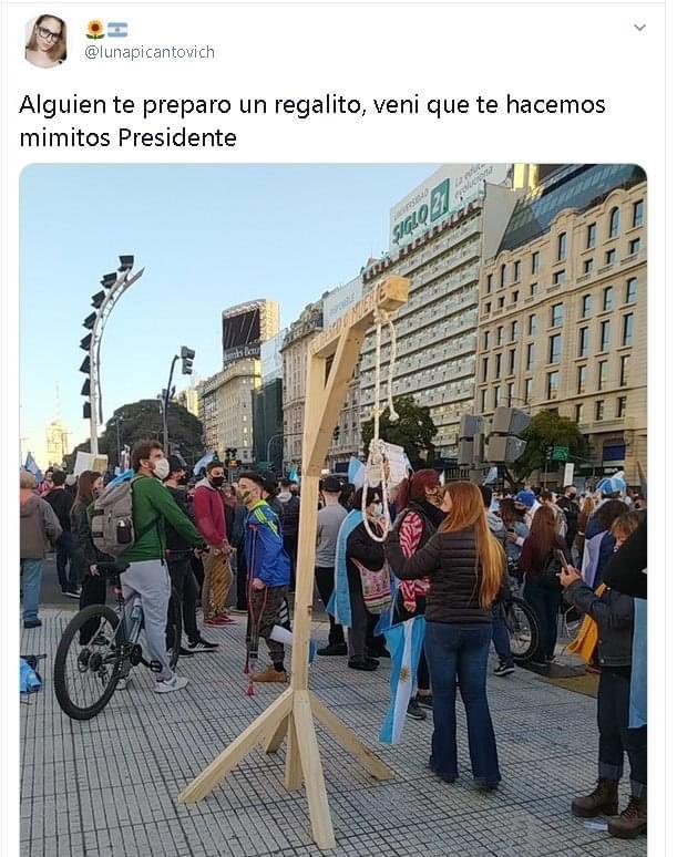 No me molesta el imbecil que instalo la horca en la Plaza de la República, me preocupan los cientos de “Republicanos” que viéndola no la removieron!😢🇦🇷