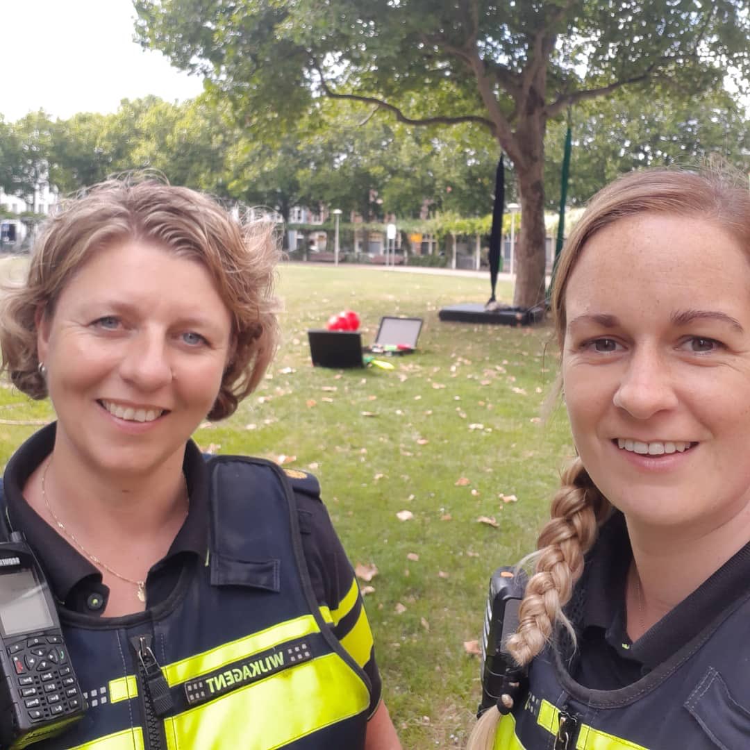 WA_OudeCentrum's tweet photo. Deze week worden er door circus circaso diverse activiteiten georganiseerd. Ben jij al op het Helena van Doeverenplantsoen geweest om te jongleren of in de touwen te hangen? #activiteiten #circus #politie #wijkagent #circaso https://t.co/qUrCn5xNic