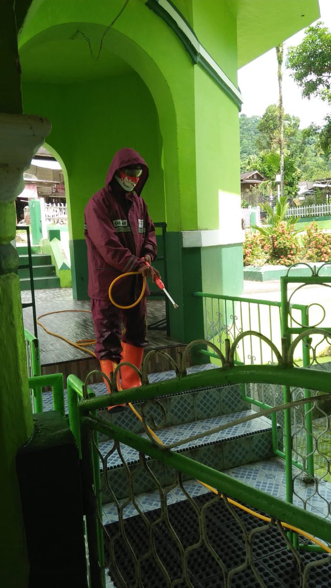 AgamPmi's tweet photo. PMI Kab. Agam bersama Mahasiswa KKN UBH Padang, UMSB Bukittinggi dan UNES Padang menyemprotkan cairan disinfektan di Nagari Maninjau Kec. Tanjung Raya (18/8/2020). Sebanyak 4 orang Relawan dan 18 orang Mahasiswa di terjunkan dalam giat tersebut. https://t.co/UiRpC7E60y