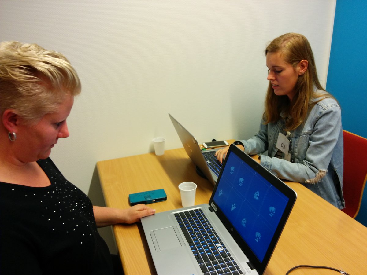 Here, we tried to experimentally tease apart the specific role of *network structure* in shaping languages' structure. We did this using a group communication paradigm, where people needed to create a new artificial language to communicate with other members of their group.