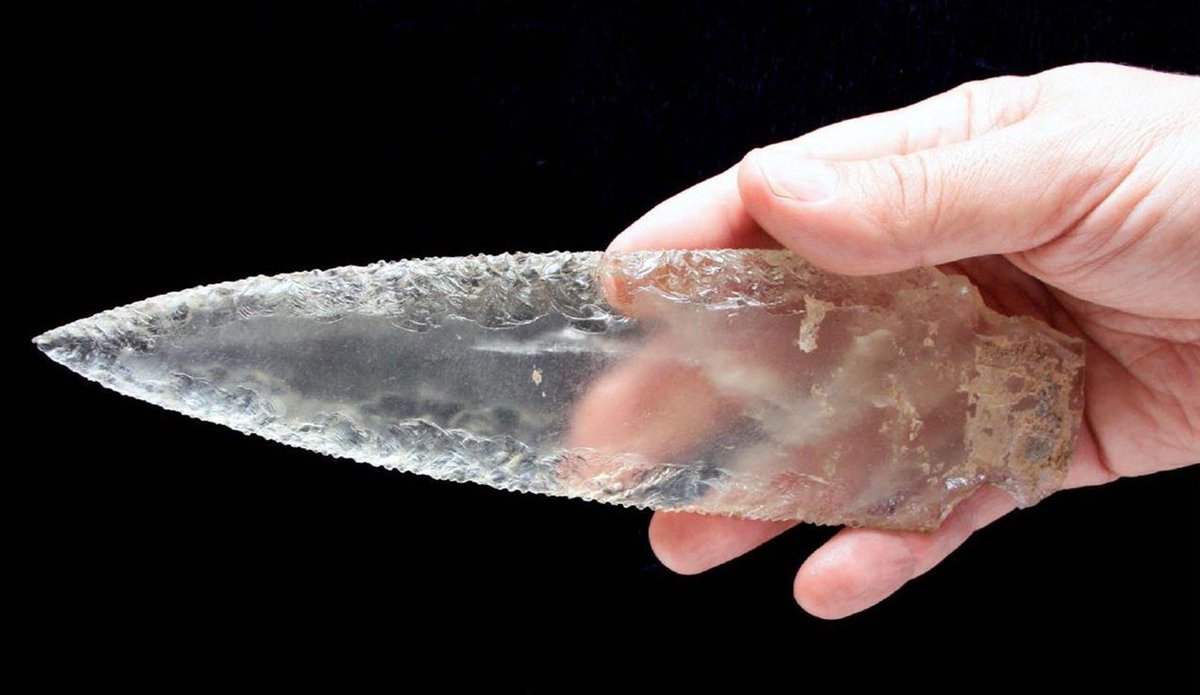 Crystal dagger uncovered in Spain, dating to around 3.000 BC. https://t.co/2VOrf2oPeA