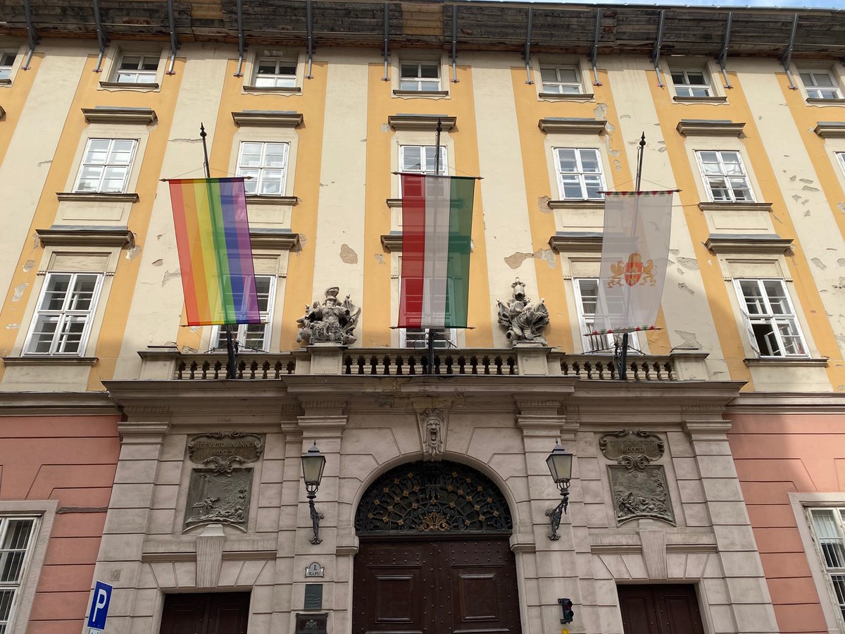 Kurucinfo2's tweet photo. NJSZ: nem az követ el bűncselekményt, aki leveszi, hanem az, aki középületre kirakja a szivárványos zászlót.
Gaudi: el kellene kobozni.
#Kuruc #MiHazánk #NovákElőd #NJSZ #Gaudi #zászló #Budapest 
https://t.co/eWB2ajWpR5 https://t.co/15D0xKC8jb