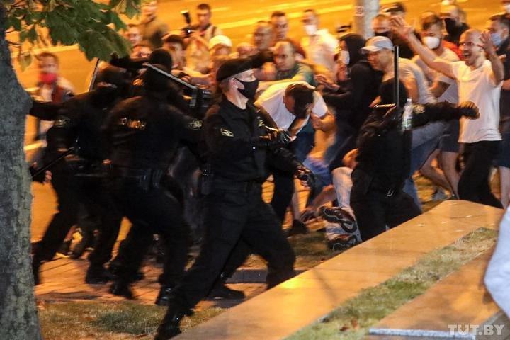 Hey. We are the Anarchist Black Cross #Belarus and we would love you boosting our tweets to support current struggle in our country! We write here about repressions of anarchists and antifascists in our country. #NoComradeLeftBehind #nocomradesunder10k #Nocomradeunder2k