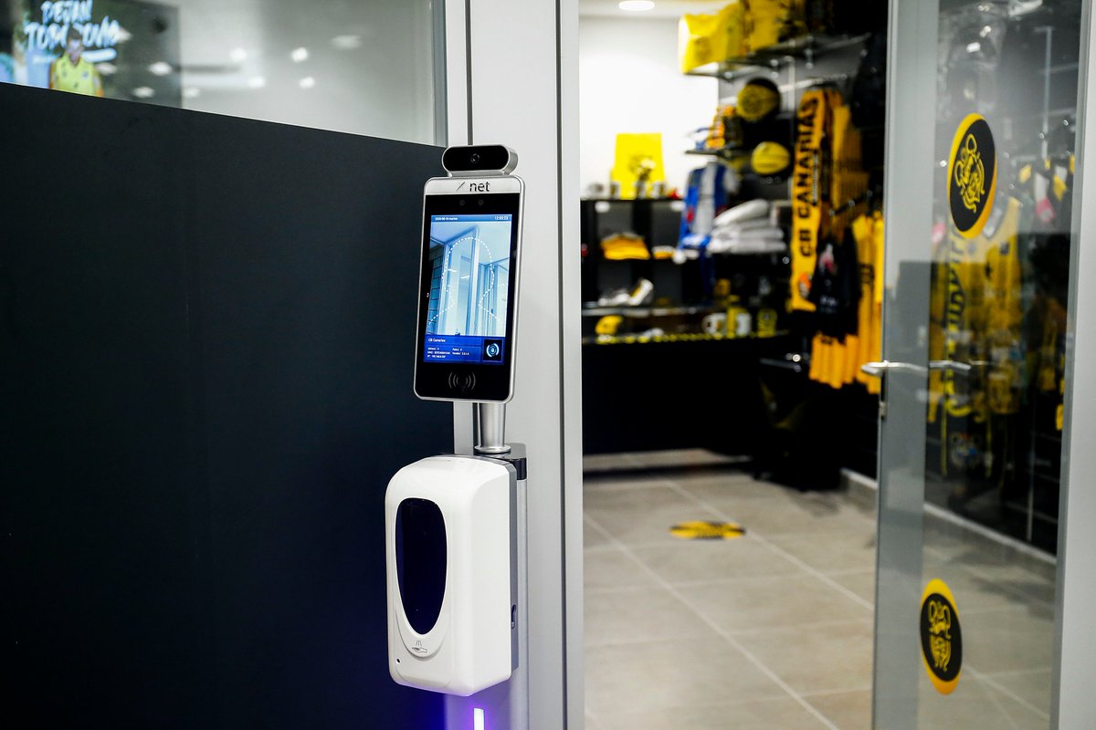 CB1939Canarias's tweet image. 😍 Visita nuestra TIENDA OFICIAL en el Santiago Martín (L-V, de 10 a 14h) y adquiere los nuevos productos

😷🎒 Mascarilla y mochilas CBC, últimas prendas del curso pasado... ¡Con todas las medidas sanitarias!

💻 También disponibles en la TIENDA ONLINE ➡️ bit.ly/2lzlaJZ