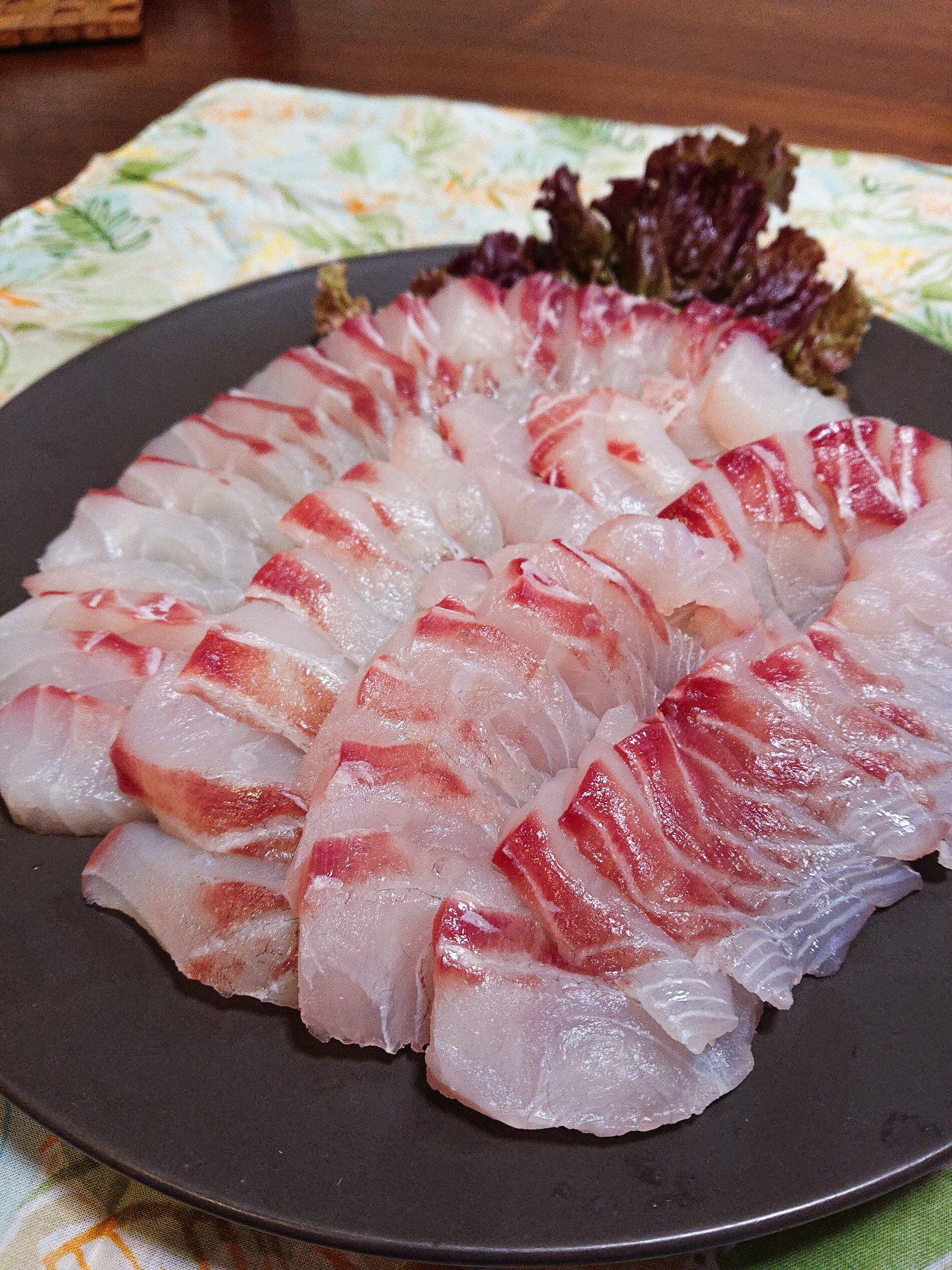 ゆぱ 昨晩 釣り先生から釣りたてホヤホヤの黒鯛をいただいて 1日目はお刺身とユッケにした お刺身 全く臭みもないし美味しかった W なんか華やかな香りした なんだ ユッケがおいしすぎて神だった 黒鯛 クロダイ チヌ ユッケ お刺身
