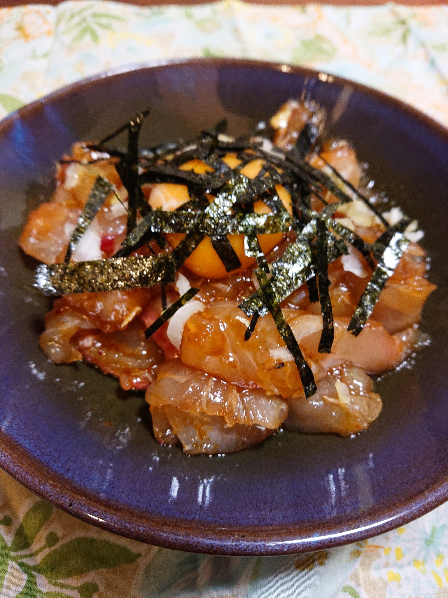 ট ইট র ゆぱ 昨晩 釣り先生から釣りたてホヤホヤの黒鯛をいただいて 1日目はお刺身とユッケにした お刺身 全く臭みもないし美味しかった W なんか華やかな香りした なんだ ユッケがおいしすぎて神だった 黒鯛 クロダイ チヌ ユッケ お刺身