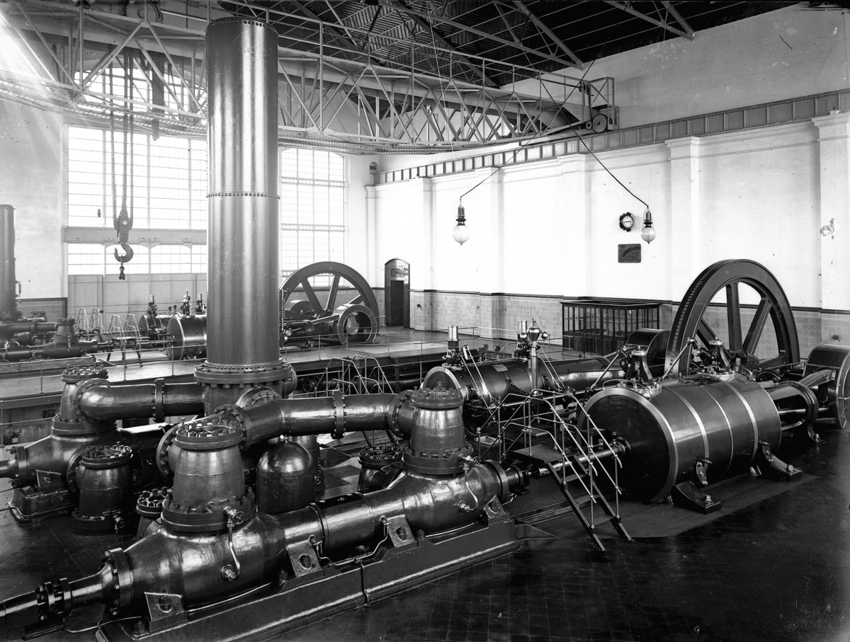 Així era la Sala de Màquines de la #CentralCornellà 💦. 1911. 
Avui en dia es conserva una de les dues antigues bombes d’impulsió ⚙⛓que també es movien amb la força del vapor al costat de les actuals, de motor elèctric. 
(Foto: Arxiu Agbar)