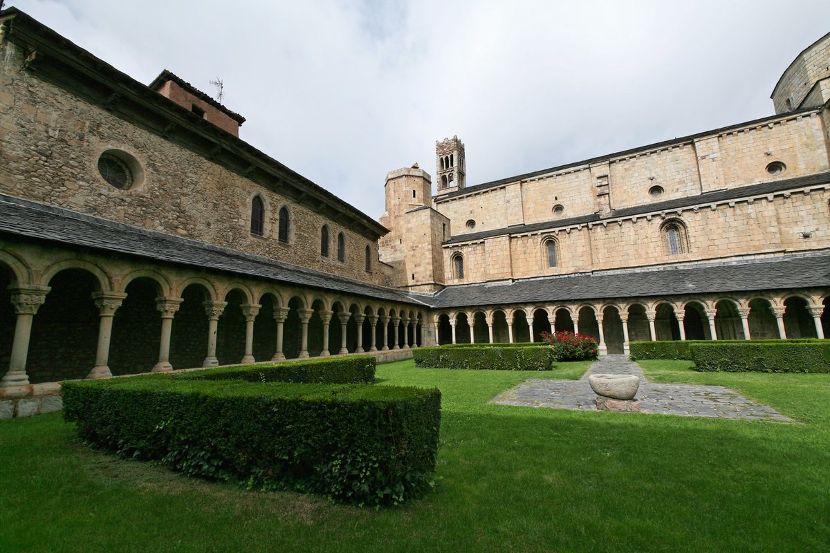 patrimonigencat's tweet photo. A l’ombra dels #Pirineus lleidatans, la Catedral de Santa Maria de la Seu d’#Urgell és l’única catedral romànica que ha arribat fins avui dia

Aprofita la visita per conéixer el conjunt format per la Catedral, el claustre i l'església de Sant Miquel ⛪

👉 https://t.co/T8Nt4RcDgk https://t.co/LuRehZD60o
