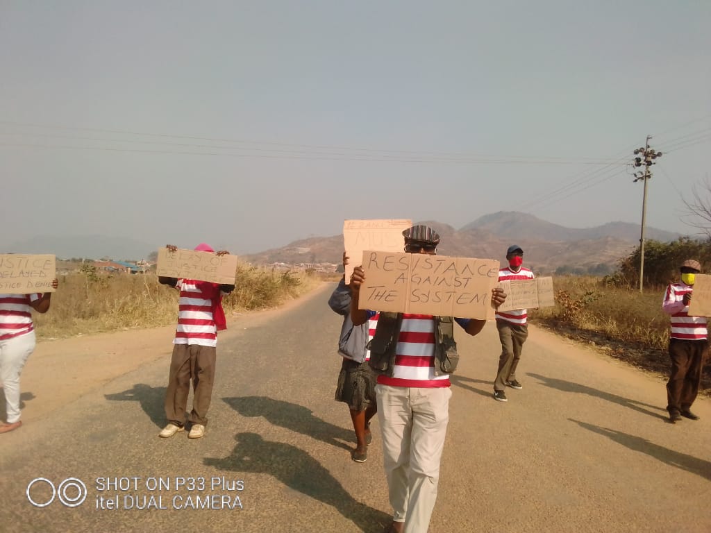 DrVChimhutu's tweet photo. The March Is Not Ended 

We are ALL prisoners. The symbol of our struggle, get inspired 

@DougColtart
@Sophie_Mokoena @eNCA @peterndoro @LynneStactia @Wamagaisa @ali_naka @Wamagaisa @GandangaJena @Studio7VOA  @advocatemahere 

#TheMarchIsNotEnded 
#ZimbabweanLivesMatter https://t.co/szqif7O9qJ