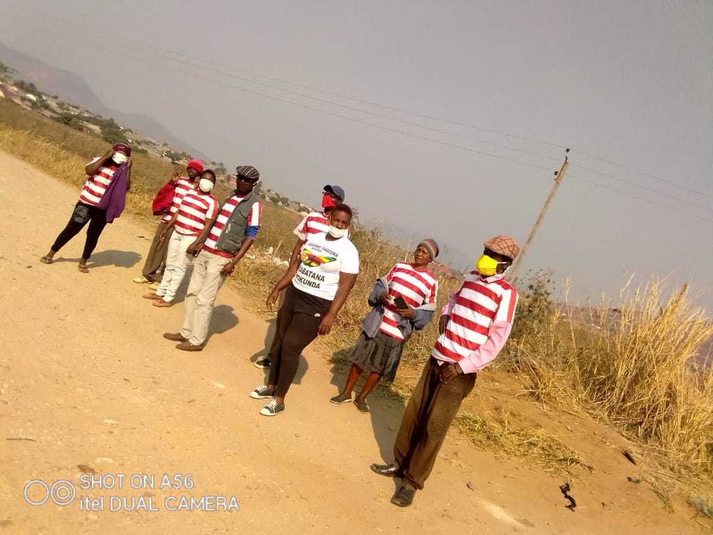 DrVChimhutu's tweet photo. The March Is Not Ended 

We are ALL prisoners. The symbol of our struggle, get inspired 

@DougColtart
@Sophie_Mokoena @eNCA @peterndoro @LynneStactia @Wamagaisa @ali_naka @Wamagaisa @GandangaJena @Studio7VOA  @advocatemahere 

#TheMarchIsNotEnded 
#ZimbabweanLivesMatter https://t.co/szqif7O9qJ