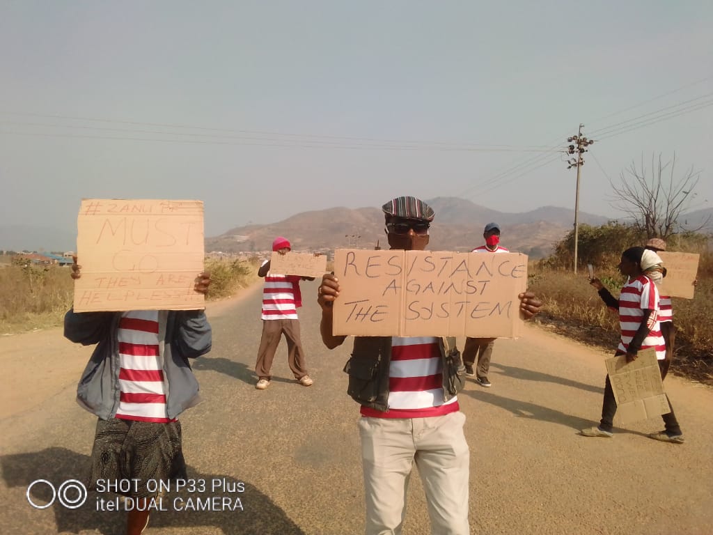 DrVChimhutu's tweet photo. The March Is Not Ended 

We are ALL prisoners. The symbol of our struggle, get inspired 

@DougColtart
@Sophie_Mokoena @eNCA @peterndoro @LynneStactia @Wamagaisa @ali_naka @Wamagaisa @GandangaJena @Studio7VOA  @advocatemahere 

#TheMarchIsNotEnded 
#ZimbabweanLivesMatter https://t.co/szqif7O9qJ