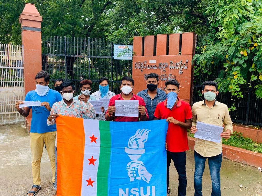 VenkatBalmoor's tweet photo. Karimnagar district @nsui team organized a peaceful protest outside the Karimnagar collectorate upon the call given by CLP, @INCTelangana, @IYCTelangana &amp; @TSNSUI in response to the illegal arrest of 31 @TSNSUI activists and with demand of mass promotion of the students. @guptar https://t.co/LmTTYjkUDK