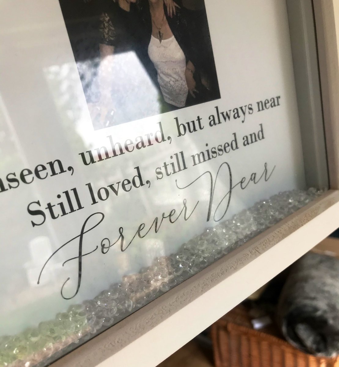 ae_designs_'s tweet image. A recent frame done as a gift for someone’s friend who recently lost their mum, a bit of sparkle as an added touch to make it that little bit more special ✨ #memoryframe #shadowbox #adobeillustrator #sparkle #smallbusiness #SupportSmallBusinesses #craftsblog #crafters