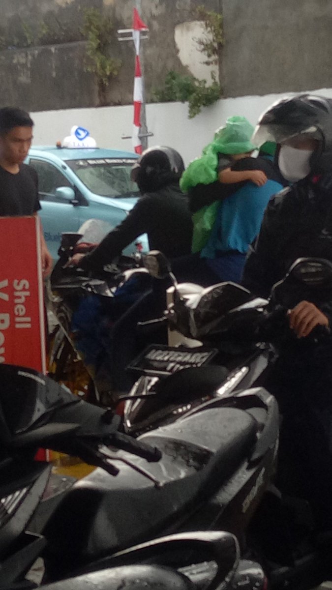 Hello dek semoga kamu tetap sehat maaf aku cuma punya jas hujan buat kamu, mau beli minyak telon atau kayu putih ga ada yang jual hhe