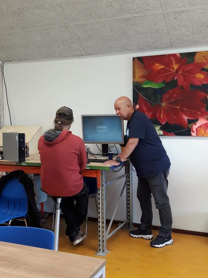 De Wurkjouwer heeft van een scholen gemeenschap uit Lemmer computers gekregen, die niet meer passen in hun systeem.
Door een technische deelnemer worden ze weer gebruiks klaar gemaakt, zodat wij ze kunnen schenken aan deelnemers van de Wurkjouwer.