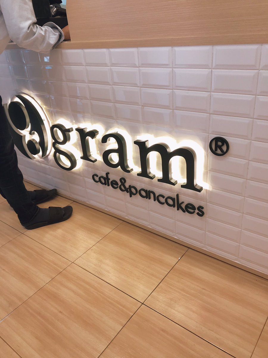 izayno_1992's tweet photo. #gramcafe วันนี้ไปกินข้าวแถวลิตเติ้ลว้อคลางนา เหลือบไปเห็นร้านอะไรแกรมตรงข้าม พึ่งรู้ว่าเป็นร้านแพนเค้กดังมากกกกกกกก เลยลองกิน ใครสายของหวานไปลองงงง เห็นว่าสาขาสยามคนต่อแถวยาวมากจ้าาาาา #ไว้รีวิวห้ามขายของโว้ยย ไส้ครีมเค้าจะเย็นๆ 😍#อร่อยบอกต่อ https://t.co/jKNyD81sLn