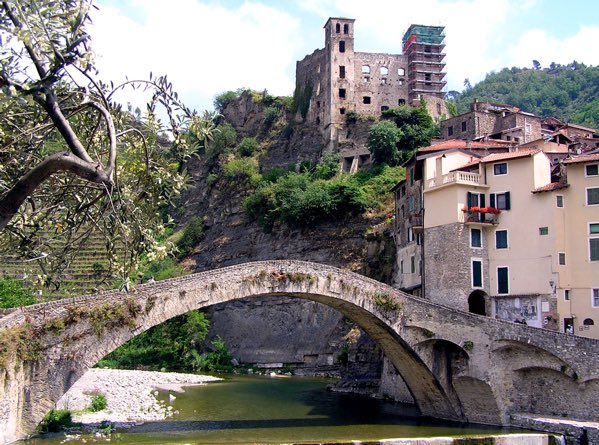 rivelechallenge's tweet photo. [BREAKING NEWS] Découvrez Dolceacqua, commune italienne et troisième ville étape du #rivieraelectricchallenge 🇮🇹 
@enedis_coteazur @Grimaldi_Forum @MairieMonaco @Citelum @EverMonaco1 @SAPLabsinFrance @la_turbie @voiturelec @MaRegionSud @MetropoleNCA 
#mobelec #evermonaco https://t.co/TLzWqYW5Fy
