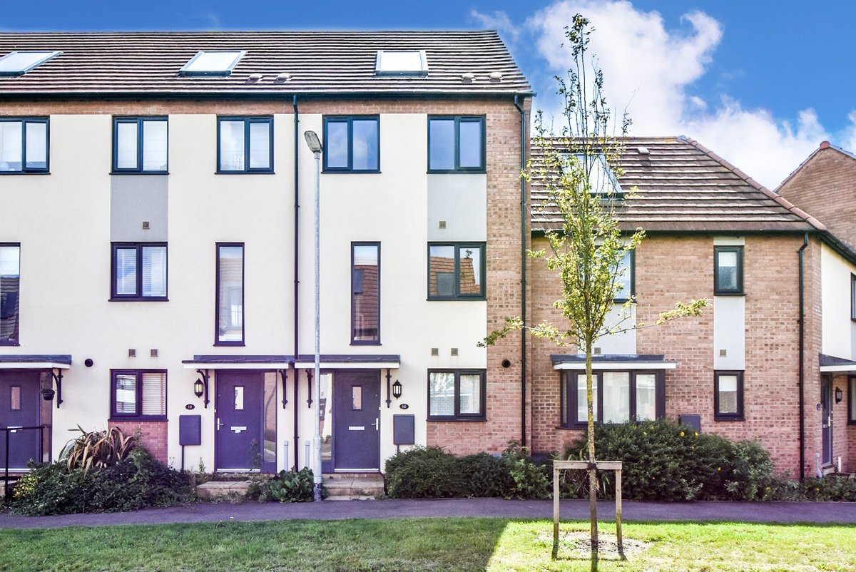 wych_ea's tweet photo. #ToLet Neptune Road, Ladywell Park, #Wellingborough A modern 4 bedroom #townhouse with an en-suite, 2 parking spaces and a garden, close to the train station, £1050pcm #Redecorated https://t.co/auU6kW9Qu5 https://t.co/C028VOGD8z