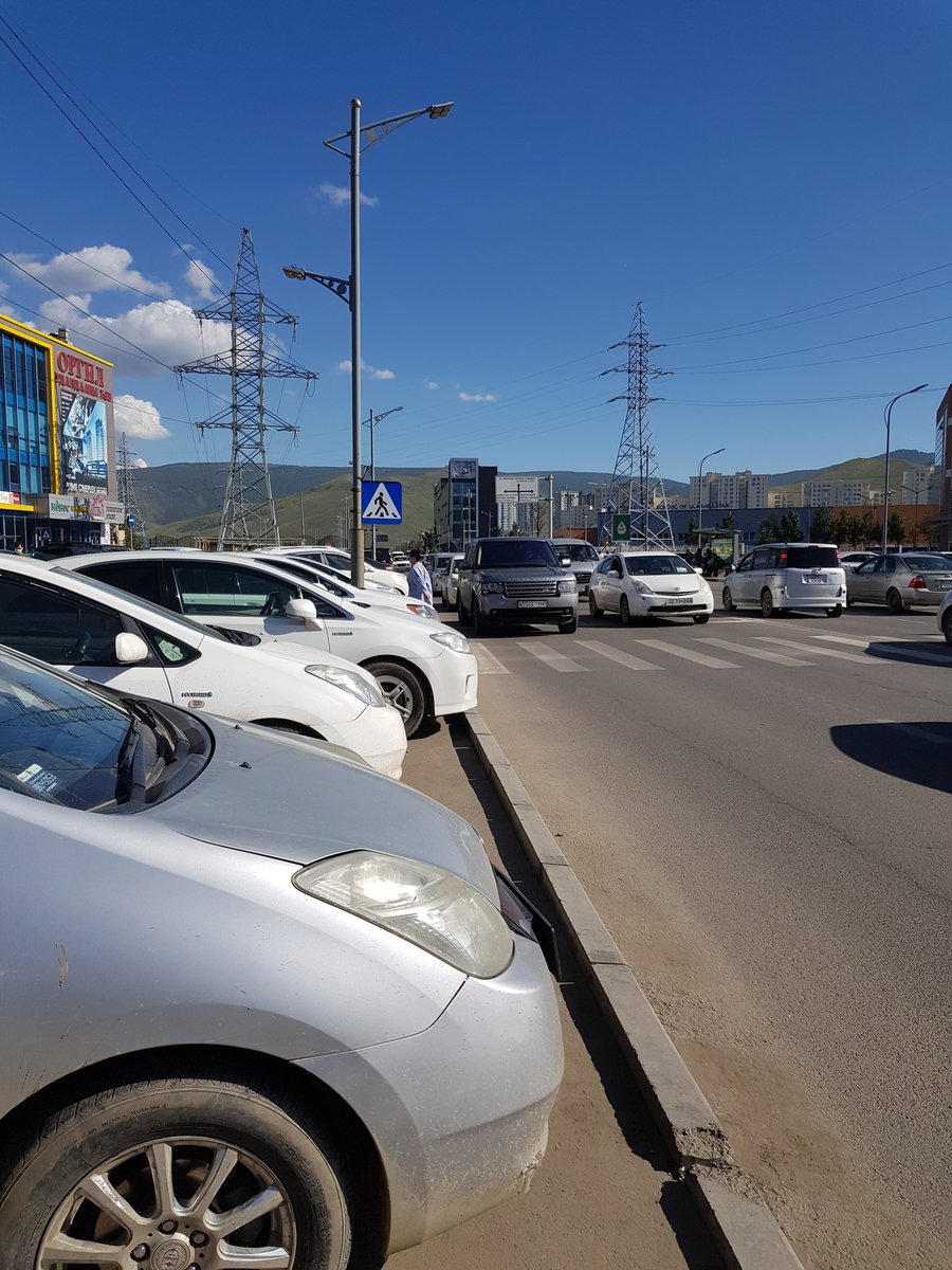 Оргилын Ганбаатар чуулганы танхимд улс удирддаг баатар болж том том юм ярихаасаа өмнө энд явган зам гаргах өчүүхэн ухамсар гаргана уу. Машинд бүтэн 4 эгнээ зогсоол, хүүхдэд 4 см зай байхгүй. Сургуулийн хүүхэд машинд дайруулбал өөрөө хариуцах уу? Өөрт нь хүртэл RT please!