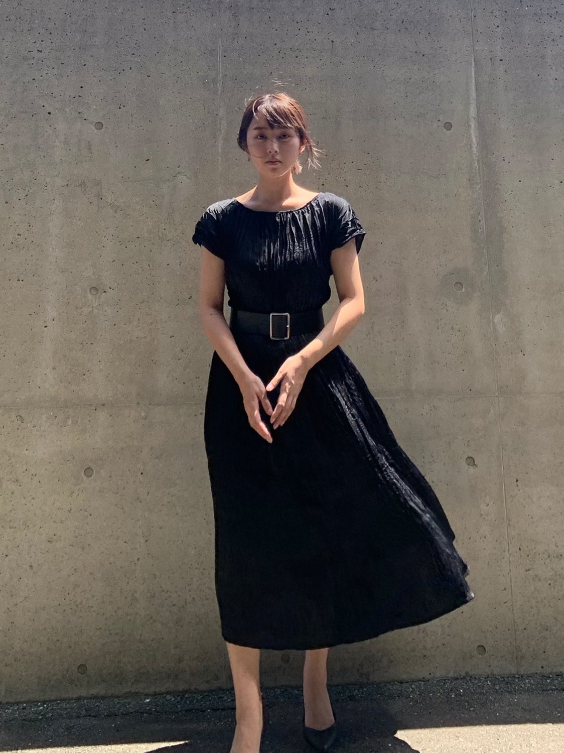 鹿の間 على تويتر Uniqloのサテンツイストプリーツワンピース買って良かった ボディラインを拾わない素材とシルエットに程良いフィット感のおかげで細見え抜群 派手すぎない控えめな光沢感で軽めの素材は暑い夏でも気軽に着れて太ベルトと合わせれば洗練された大人