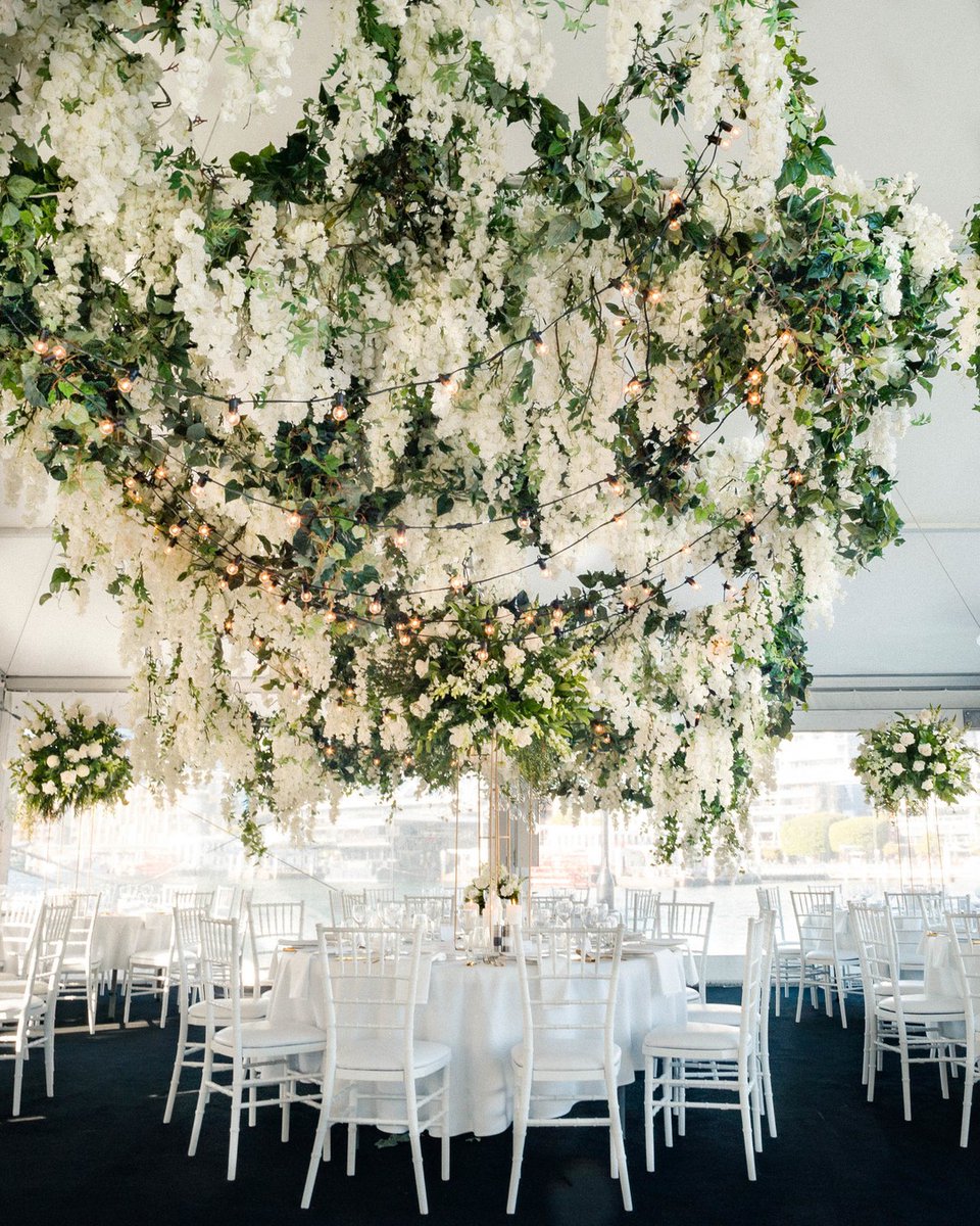 Why do I love hanging greenery installations so much? 💚They are simple yet elegant, provide room for so much creativity, and you get the fresh lushness of an outdoor wedding without the unpredictability of weather! More on this go through this more in depth on our latest blog