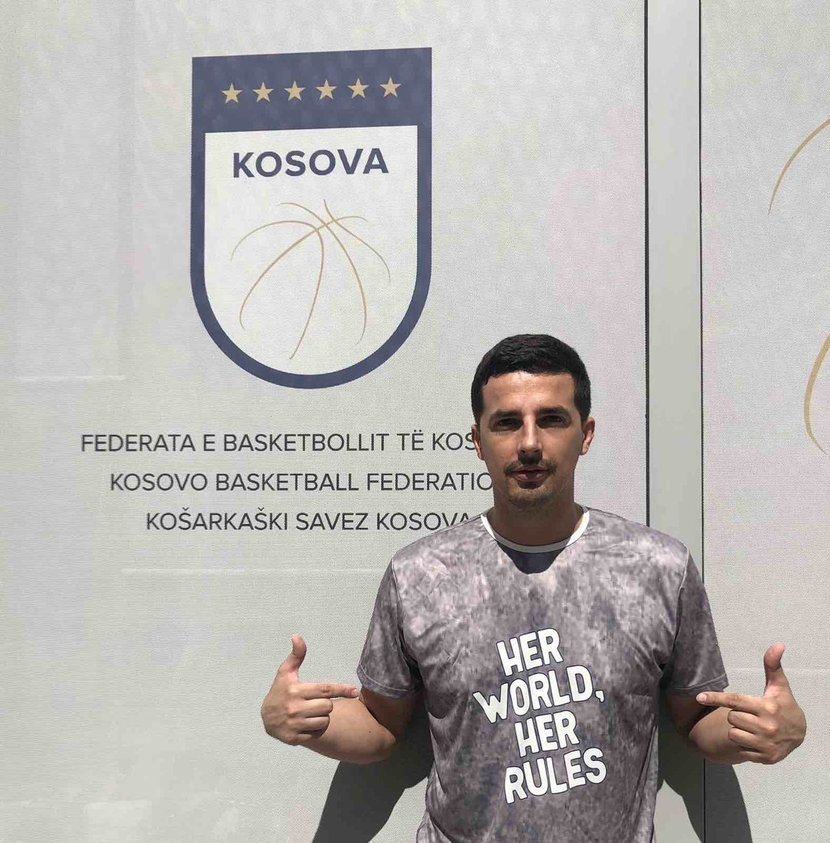 Drejtori i Përfaqësuesve të Kosovës, Granit Rugova përkrah kampanjën #HerWorldHerRules 
"Her World, Her Rules" është një projekt unik dhe fushatë në mediat sociale, e udhëhequr nga FIBA Europe që ka për qëllim të promovojë basketbollin e femrave në Evropë.
<a href="/FIBA_media/">FIBA Media</a> 
<a href="/FIBA/">FIBA Basketball</a>