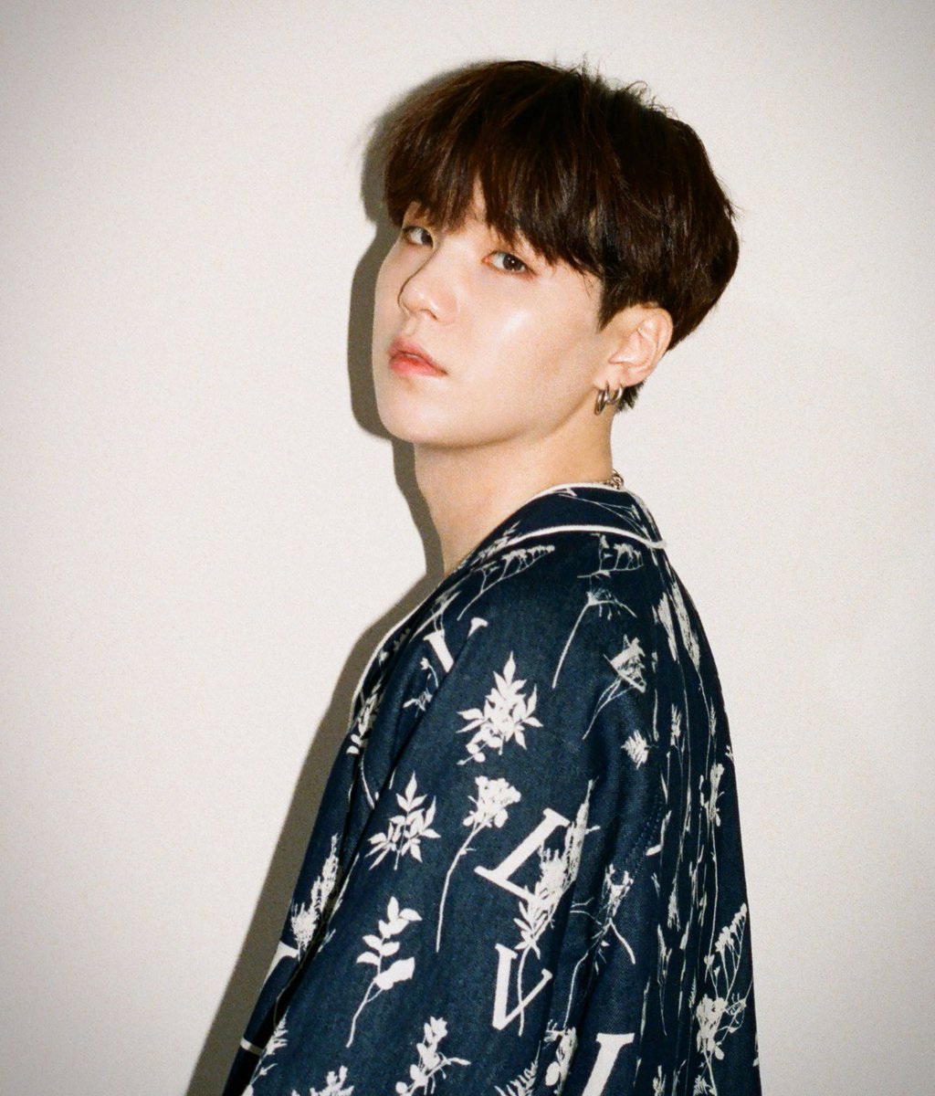 Goodmorning everyone...

Make sure to have a great day, stay hydrated and safe and don’t skip any meals. 

Today is finally the day the MV teaser for Dynamite will drop, look forward to it💜