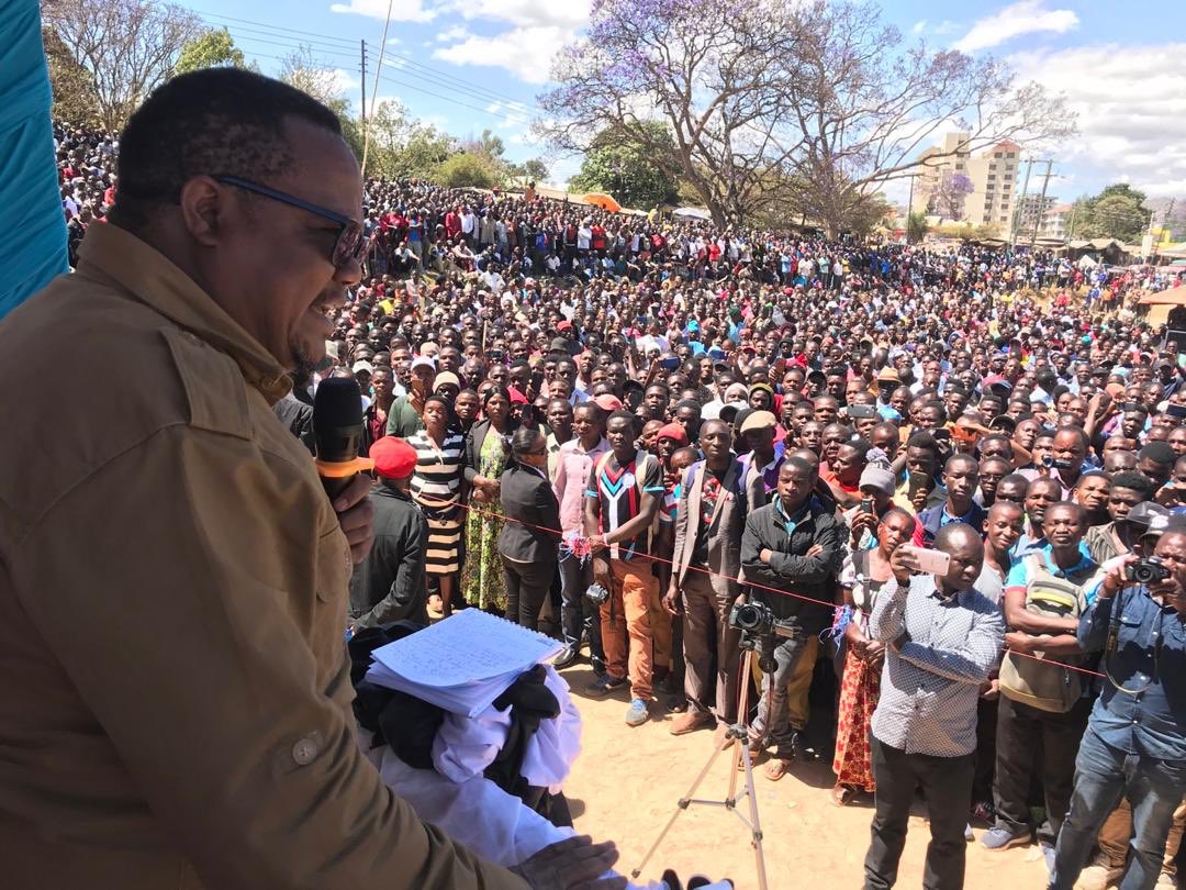 HecheJohn's tweet image. Baada ya Mhe Tundu Lissu kushindwa kufika Iringa jana jioni kutokana na wananchi kusimamisha msafara wake kwenye maeneo mbalimbali akiwa njiani kuelekea Iringa.
Hii ni leo asubuhi saa nne umati huu umejitokeza kumdhamini...
Narudia hii ni asubuhi...#NiYeye2020