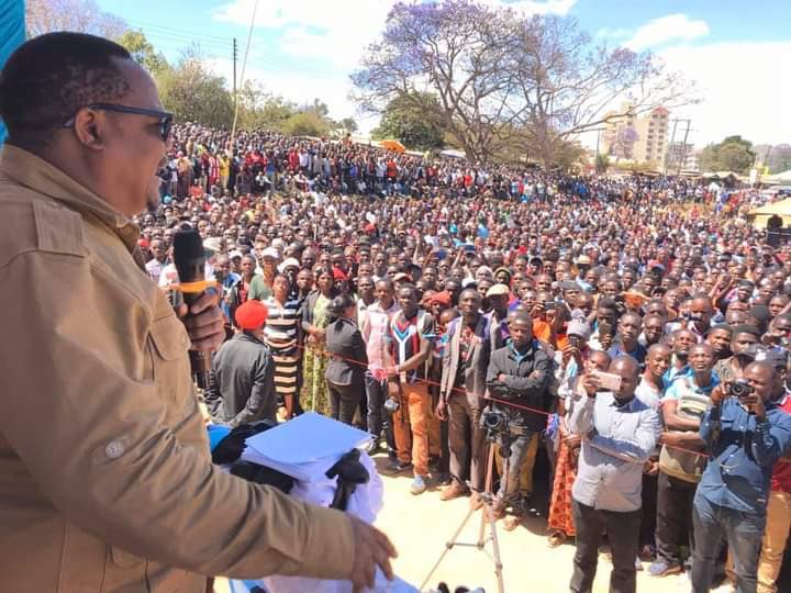 HecheJohn's tweet image. Baada ya Mhe Tundu Lissu kushindwa kufika Iringa jana jioni kutokana na wananchi kusimamisha msafara wake kwenye maeneo mbalimbali akiwa njiani kuelekea Iringa.
Hii ni leo asubuhi saa nne umati huu umejitokeza kumdhamini...
Narudia hii ni asubuhi...#NiYeye2020