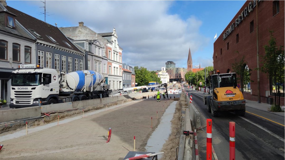 comsa_corp's tweet photo. Works on the Odense tramway move forward. In the last weeks, COMSA Corporación has carried out the grinding of the rail in sector 3.6. and the pouring of blinding layer in Albanigade.
#Odense #Letbane https://t.co/8mEMnjzxt0